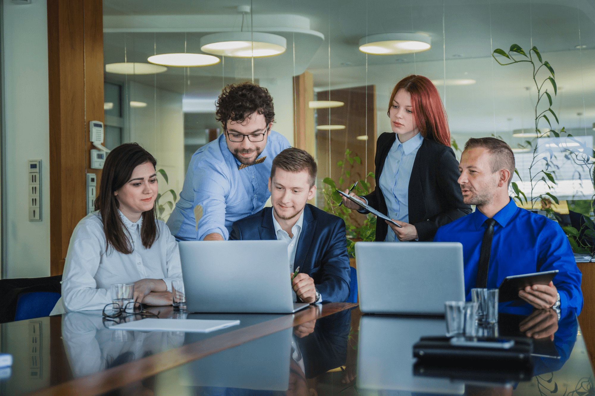 Personas trabajando en oficina